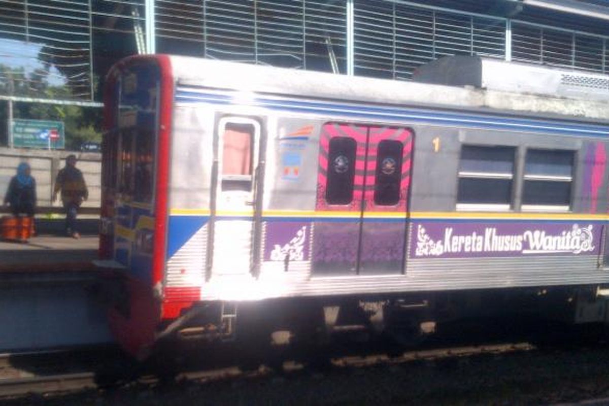 Kereta commuter line, gerbong khusus wanita di Stasiun Pasar Minggu.