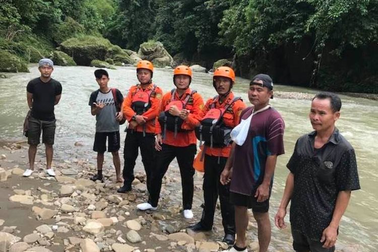 Personel Basarnas Nias bersama keluarga lakukan pencarian terhadap 2 warga Nias Selatan, Sumatera Utara, yang di kabarkan hilang terseret arus Sungai Susua, Kecamatan Susua, Kabupaten Nias Selatan, Sumatera Utara.