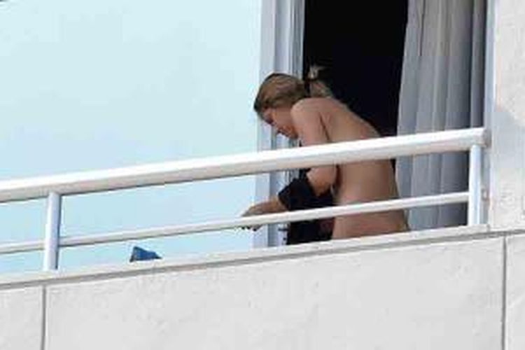 Foto yang memperlihatkan seorang wanita yang tak diketahui identitasnya di hotel tempat tim Inggris menginap.