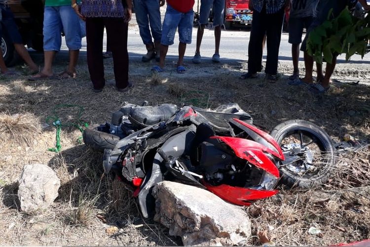 Motor Yamaha Aerox Merah Nomor Polisi KT 2057 KX pelat dasar hitam yang di kendarai dua pelajar, AR dan DD terpelanting hingga keluar badan jalan usai tabrakan di Jalan poros Balikpapan - Samarinda kilometer 30 RT 20 Kelurahan Karya Merdeka, Kecamatan Samboja, Kabupaten Kutai Kartanegara, Minggu (23/2/2020). 