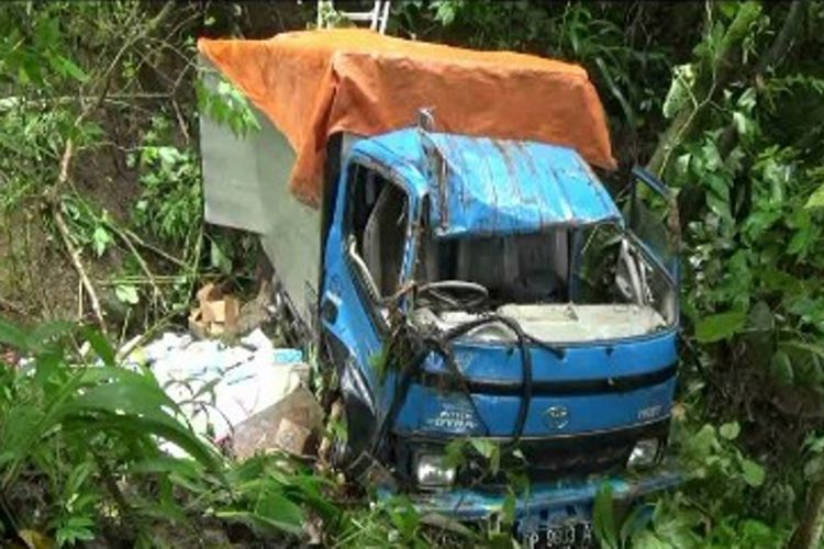 Hindari tabrakan dnegan kenbdaran dari arah depan, truk terjungkal ke dalam jurang sedalam 50 meter lebih. Tiga penumpangnya luka parah, satu lainnya dirujuk ke rumah sakit makassar karena kondisinya kritis.