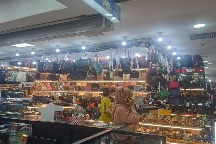 Suasana ITC Mangga Dua, Jakarta Utara, yang diakui Sekda Riau SF Hariyanto, tempat istrinya membeli tas KW dengan merek Branded