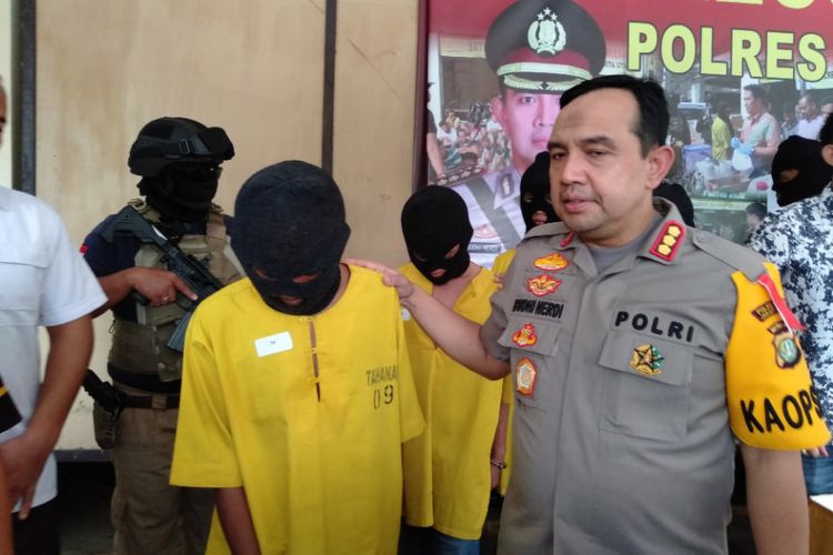 Kapolres Metro Jakarta Utara, Kombes Pol Budhi Herdi Susianto menuntun lima pelaku pengeroyokan di bawah  umur ke ruang tahanan