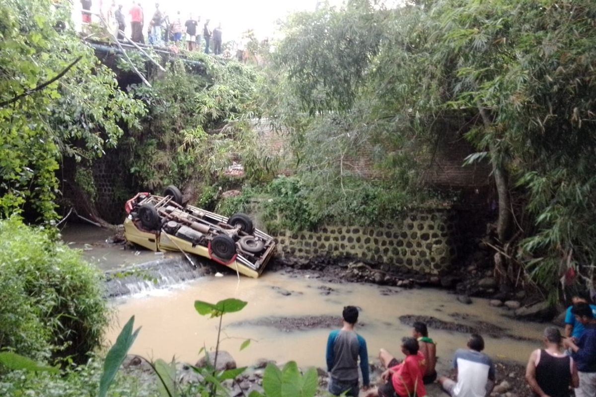 Sebuah truk Mitsubishi nopol AE 8586 NM yang dikemudikan Dzakir (38) warga Desa Cepoko, Kabupaten Magetan menabrak pagar jembatan dan terjun ke sungai sedalam 10 meter, Senin (22/4/2024). Sopir mengalami patah tangan dan luka babras pada sebagian tubuh langsung dievakuasi ke RSUD Magetan.