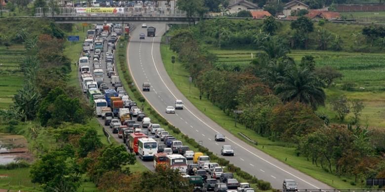 Ilustrasi: Pantauan udara kepadatan arus mudik di ruas Tol Purbaleunyi di Cileunyi, Kabupaten Bandung, Jawa Barat, Rabu (8/9/2010) pukul 11.23 WIB oleh tim Air Rescue PT Jasamarga dan Palang Merah Indonesia dengan helikopter jenis Bolco.   