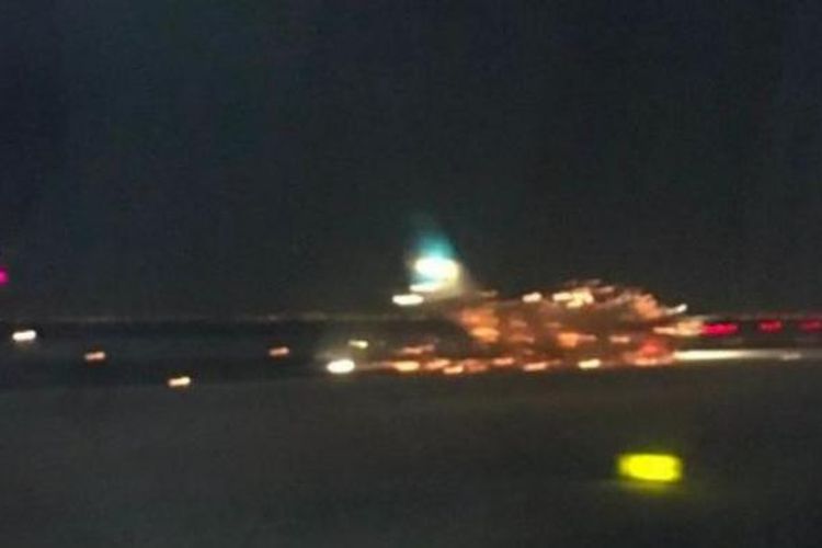 Foto ini diambil dari akun Twitter seorang penumpang pesawat memperlihatkan api memercik dari sebuah pesawat milik Argentina Airlines yang bersiap lepas landas dari bandara JFK, New York.