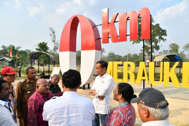 ICAN - Presiden Jokowi Tinjau Lokasi Pembangunan PLBN Sota  JAKARTA, KOMPAS.com - Presiden Joko Widodo meninjau pos lintas batas negara (PLBN) Sota di Merauke, Papua, Jumat (16/11/2018). Rencananya PLBN yang memisahkan antara Merauke, Papua dan Papua Nugini ini akan mulai dibangun pada Januari 2019 mendatang.  Pembangunan PLBN ini melengkapi 7 pos perbatasan yang sebelumnya sudah dibangun pemerintahan Joko Widodo.  Selama empat tahun kita telah membangun 7 pos perbatasan di Aruk, Badau, Entikong, Wini, Motaain, Motamasin, dan Skouw. Tiba saatnya juga di Sota ini akan kita mulai di Januari 2019, kata Presiden saat meninjau lokasi PLBN Sota, seperti dikutip dari siaran pers resmi Istana.  Pembangunan PLBN ini diharapkan akan menggerakkan perekonomian wilayah dan masyarakat sekitar, serta menjadi kebanggaan tersendiri bagi warga Indonesia yang tinggal di perbatasan.  Kita harapkan selain menjadi titik pertumbuhan ekonomi baru, juga menjadi sebuah etalase kebanggaan kita karena merupakan beranda paling depan dari negara ini, kata Jokowi.  PLBN Sota, sama seperti PLBN lain yang telah dibangun kembali, rencananya juga akan dilengkapi berbagai fasilitas pendukung seperti pos imigrasi dan pos karantina. Tak hanya itu, Presiden Joko Widodo meminta agar nantinya turut dibangun pasar rakyat di PLBN Sota.  Saya tadi sampaikan, minta dibangun pasar untuk kegiatan ekonomi agar bisa digunakan masyarakat lokal di sini. Itu penting sekali. Seperti di Skouw juga ada pasarnya, ujarnya.  Pasar rakyat tersebut akan menjadi fasilitas bagi warga sekitar untuk mengembangkan perekonomiannya. Sehingga kehadiran PLBN Sota tak hanya berarti sebagai pos perlintasan semata, tapi juga mendatangkan manfaat yang dapat langsung dirasakan masyarakat sekitar.  Di Skouw itu kalau Sabtu-Minggu ramai banget. Dari Papua Nugini semuanya ke sana untuk beli, tandasnya.  Di lokasi ini, Presiden dan Ibu Negara Iriana Joko Widodo bertemu dengan Satuan Tugas (Satgas) Pengamanan Perbatasan (Pamtas) RI-PNG Batalyon Infantri (Yonif) Mekanis 521/DY.   Selain itu, Presiden juga menyapa warga yang berada di sekitar PLBN Sota. Banyak warga yang meminta berswafoto dan bersalaman dengan Presiden.  Turut hadir mendampingi Presiden dan Ibu Iriana, Menteri Koordinator bidang Kemaritiman Luhut Binsar Pandjaitan, Menteri PU dan Perumahan Rakyat Basuki Hadimuljono, Menteri Sekretaris Negara Pratikno, Kapolri Jenderal Polisi Tito Karnavian, Panglima TNI Marsekal Hadi Tjahjanto, Gubernur Papua Barat Lukas Enembe, dan Bupati Merauke Frederikus Gebze.