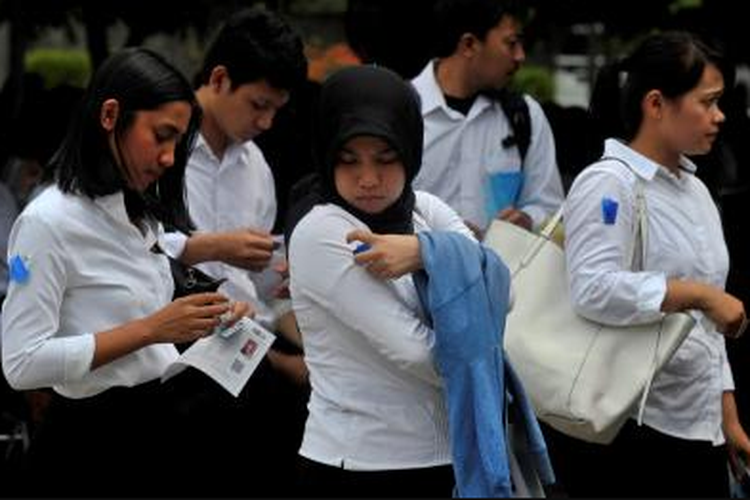 Para peserta penerimaan calon pegawai negeri sipil bersiap mengikuti tes di Kantor Wali Kota Jakarta Barat, Senin (5/11/2018). Badan Pusat Statistik (BPS) mencatat angkatan kerja pada Agustus 2018 sebanyak 131,01 juta orang, jumlah tersebut meningkat 2,95 juta orang dibandingkan dengan Agustus 2017.