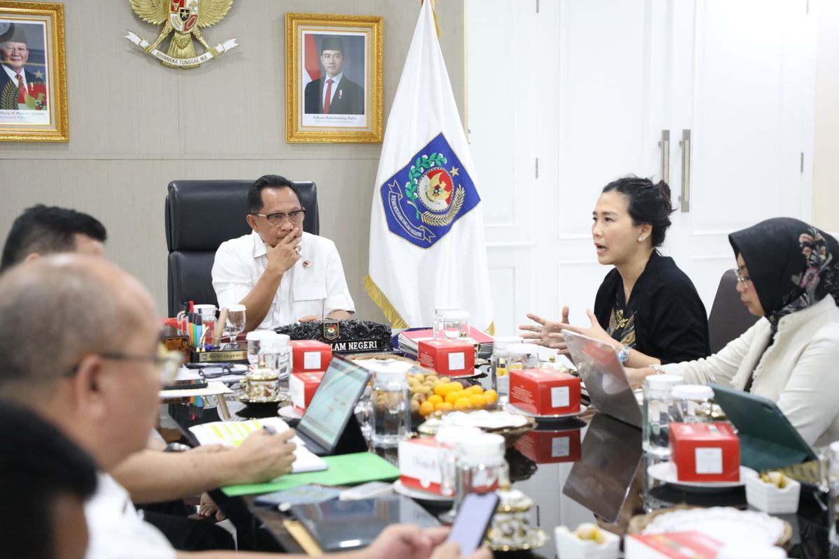 Menteri Dalam Negeri (Mendagri) Muhammad Tito Karnavian menerima kunjungan Wakil Menteri (Wamen) Pemberdayaan Perempuan dan Perlindungan Anak (PPPA), Veronica Tan, di Rumah Dinas Mendagri, Jakarta, Rabu (3/12/2025). 
