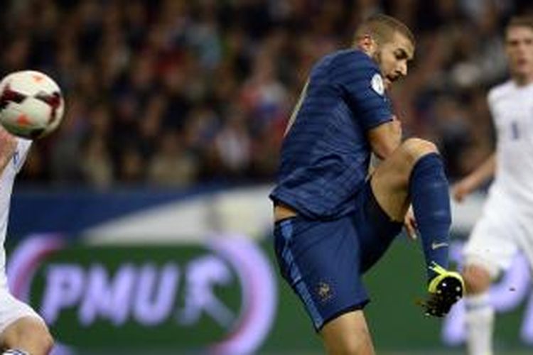 Penyerang Perancis Karim Benzema melepaskan tembakan yang berujung gol ke gawang Finlandia, pada laga kualifikasi Piala DUnia 2014, di Stade De France, Selasa (15/10/2013).