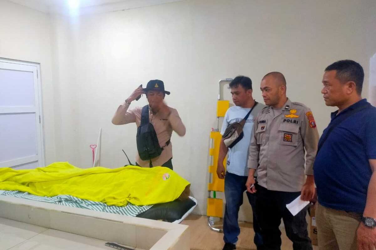 Foto: Personil polisi Polsek Siantar Utara menemui korban tersengat listrik di RS Efarina Jalan Pdt. J Wismar Saragih, Pematangsiantar, Sumatera Utara, Rabu (23/4/2025). Dokumentasi: Polsek Siantar Utara. Personil polisi Polsek Siantar Utara menemui korban tersengat listrik di RS Efarina Jalan Pdt. J Wismar Saragih, Pematangsiantar, Sumatera Utara, Rabu (23/4/2025). Dokumentasi: Polsek Siantar Utara.