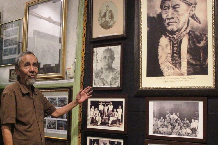 Raden Pepet Djohar (78) cicit Bupati Cianjur ke-10, R.A.A Prawiradiredja II saat menceritakan silsisah keluarga melalui foto yang terpajang di Bumi Ageung Cikidang, Kabupaten Cianjur, Jawa Barat.