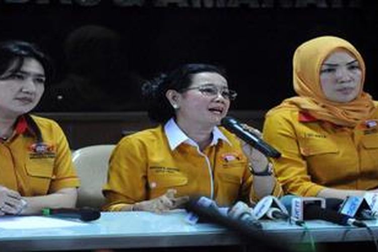 Ketua Dewan Pimpinan Pusat Srikandi Hanura Miryam S Haryani (tengah) didampingi Sekretaris Jenderal Srikandi Hanura Anita Firdaus (kiri) dan Bendahara Umum Srikandi Hanura Euis Maya memberikan pernyataan sikap terkait keinginan mantan Bupati Garut Aceng Fikri untuk menjadi calon legislatif Partai Hanura di Jakarta, Senin (25/3/2013). Srikandi Hanura menolak Aceng Fikri untuk menjadi calon legislatif dari Partai Hanura pada Pemilu 2014.
