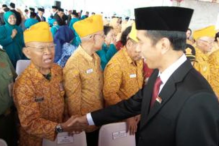 Gubernur DKI, Joko Widodo menyalami para pejuang seusai menjadi inspektur upacara HUT Ke-69 RI di lapangan Monas, Jakarta, Minggu (17/8/2014).