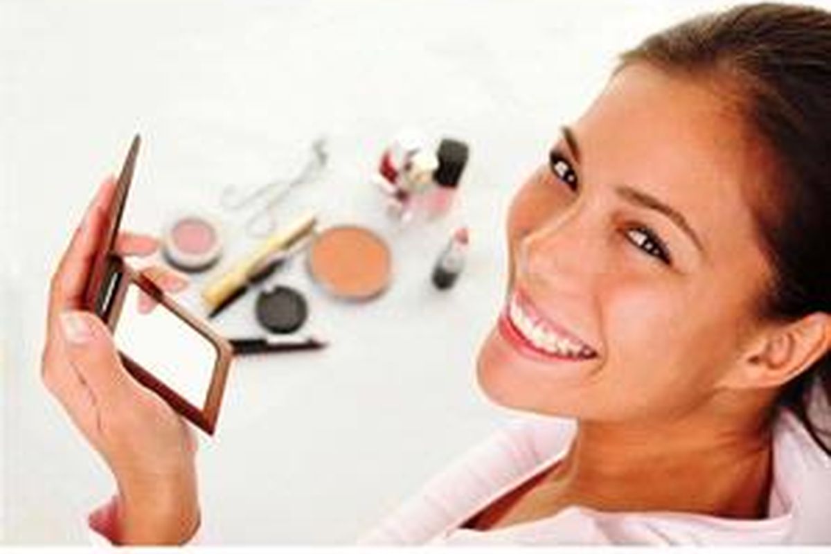Jangan lupa aplikasikan foundation sebelum menggunakan make-up.