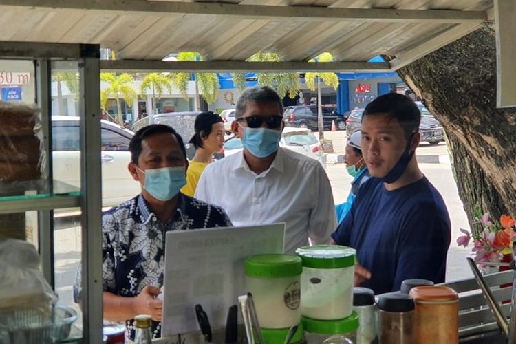 Deputi Bidang Pengawasan Kementerian Koperasi dan UKM (Kemenkop UKM) Ahmad Zabadi bersama pelaku UMKM (dok. Kemenkop UKM)