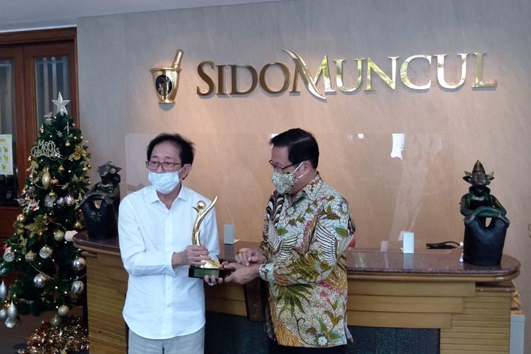 Direktur Marketing Sido Muncul Irwan Hidayat bersama General Manager Tim Lingkungan Hary Hartodjo saat memegang penghargaan Proper Emas dari KLHK. 