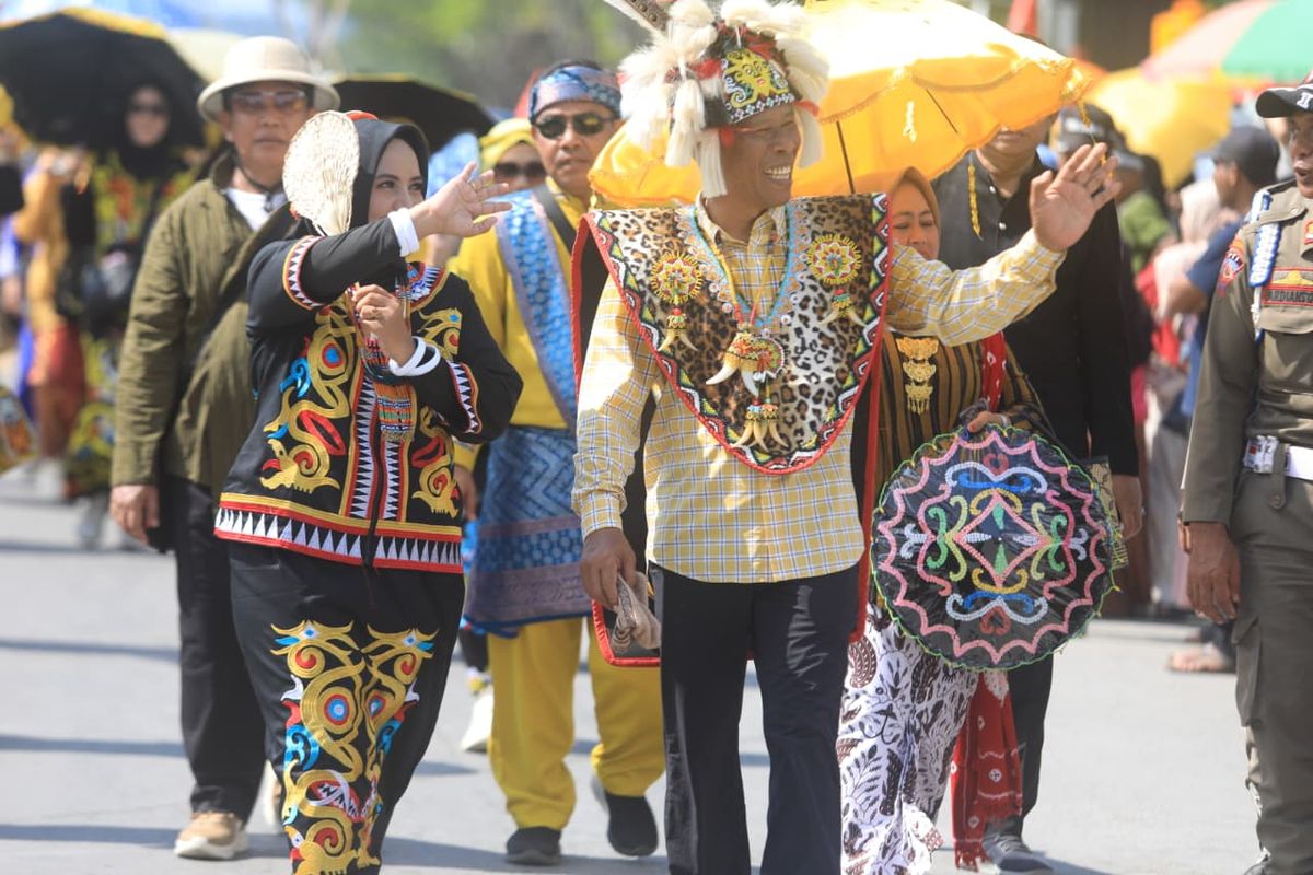 Bupati Bulungan Syarwani mengikuti Pawai Budaya dalam rangka peringatan Hari Jadi ke-65 Kabupaten Bulungan dan ke-235 Kota Tanjung Selor, Sabtu (18/10/2025).