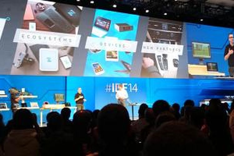 Senior VP dan GM PC Client Group Intel Kirk Skaugen menunjukkan wireless charging di laptop bukanlah sekadar konsep lagi dan bakal siap dipakai mulai 2015 mendatang, pada acara IDF 2014 di San Francisco, AS.