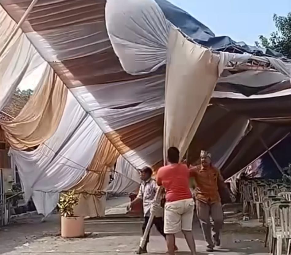 Video Viral, Tenda Lepas Pisah SDN di Jember Roboh Tersapu Angin