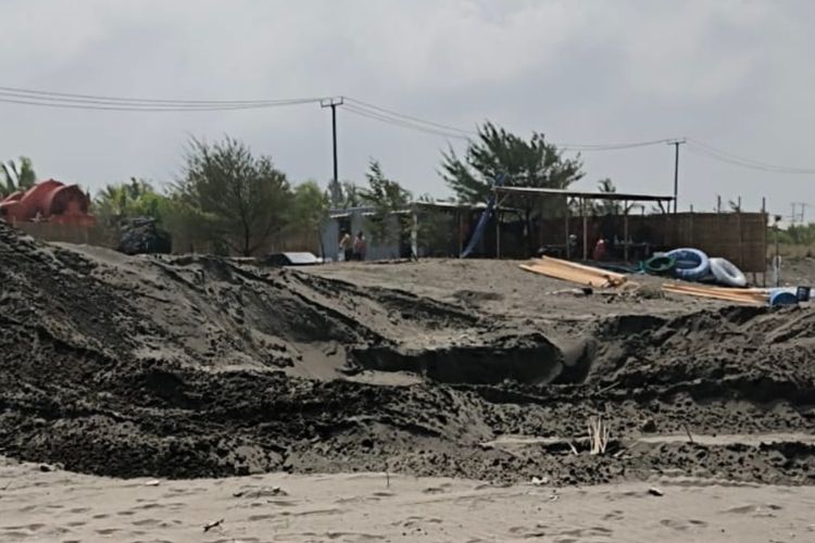 Gelombang Tinggi Hambat Evakuasi Tongkang di Pangandaran, Bisa Molor hingga Enam Bulan 