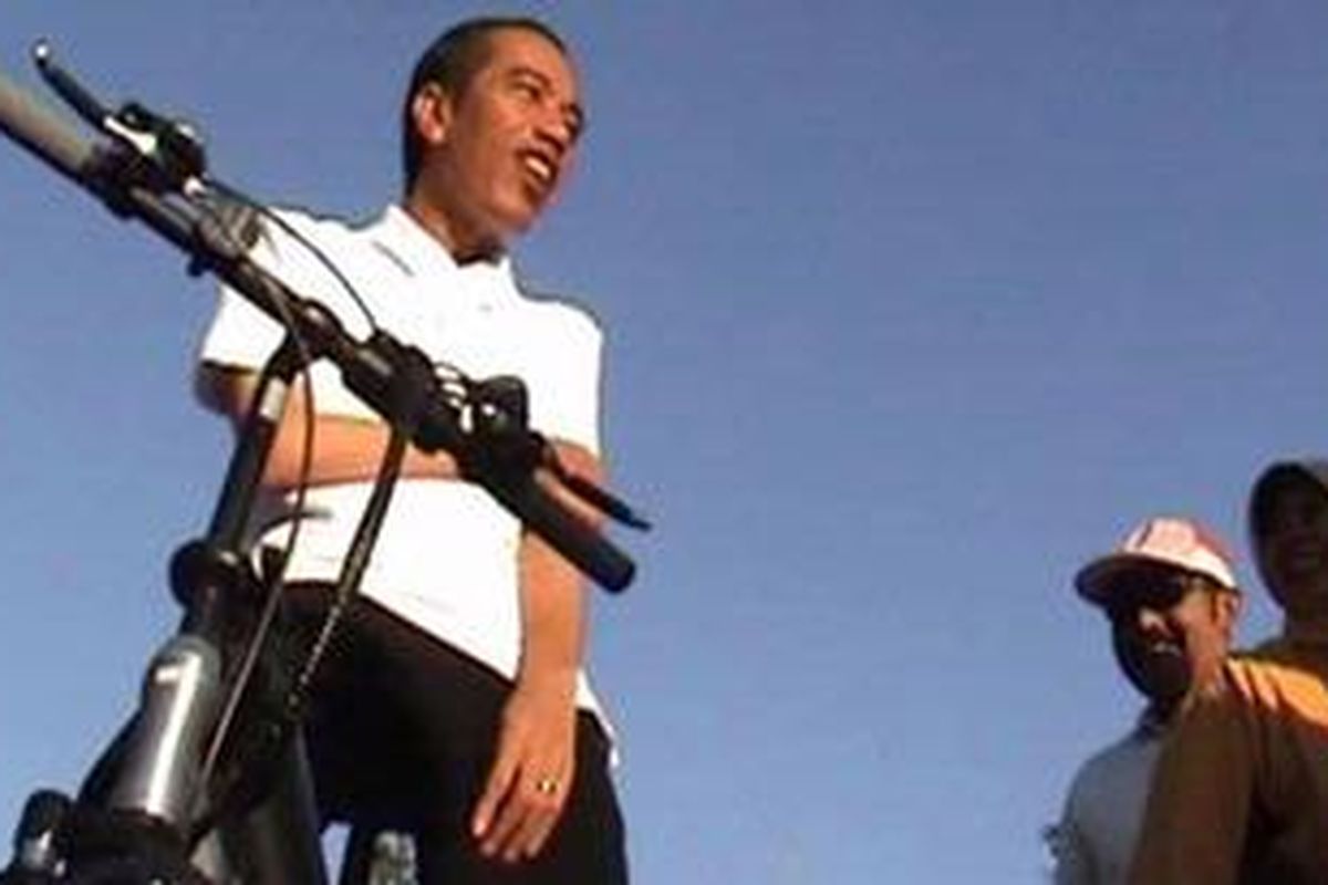 Wali Kota Solo Joko Widodo bersiap-siap berkeliling Kota Solo mendatangi proyek pasar tradisional dengan mengendarai sepeda.