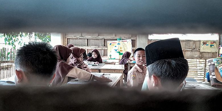 Sejumlah siswa di SD IT Permata, Desa Mandalamukti, Kecamatan Cikalongwetan, Kabupaten Bandung Barat (KBB), Jawa Barat terpaksa belajar di sebuah bangunan setengah jadi berdinding spanduk bekas, Jumat (21/7/2023).