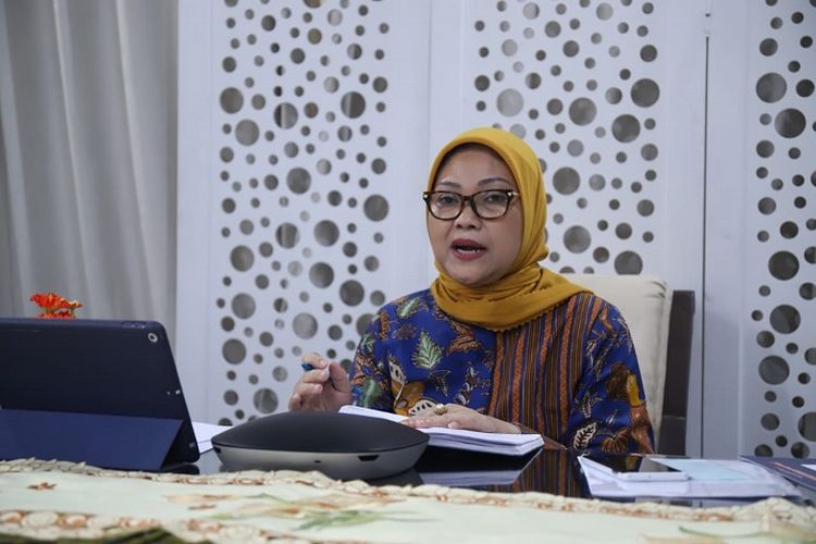Menaker Ida Fauziyah saat teleconference dengan Serikat Pekerja (SP) atau Serikat Buruh (SB) Pariwisata, Perhimpunan Hotel dan Restoran Indonesia (PHRI), di Jakarta, Senin (23/3/2020).