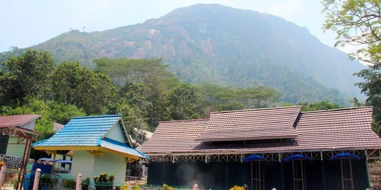Taman Wisata Bukit Kelam merupakan bukit batu yang terdapat di Kabupaten Sintang, Kalimantan Barat. Bukit batu itu diduga meteor yang jatuh ke bumi. 