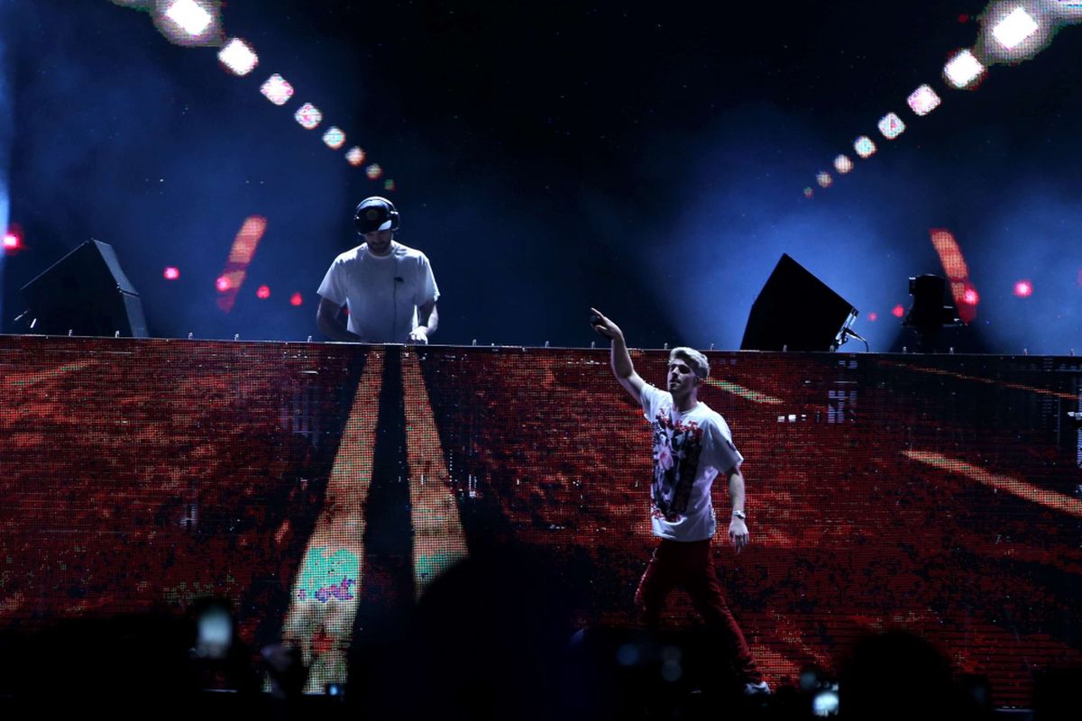 The Chainsmokers yang terdiri dari duo musisi EDM asal Amerika Serikat, Alex Pall dan Andrew Taggart langsung menggetarkan JIEXPO Kemayoran, Jakarta Pusat, Jumat (30/3/2018) malam.