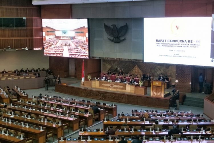 Ketua Dewan Perwakilan Rakyat (DPR) Bambang Soesatyo saat berpidato dalam Rapat Paripurna ke 11 Pembukaan Masa Persidangan III, di Gedung Nusantara III, Kompleks Parlemen, Jakarta, Senin (7/1/2019).