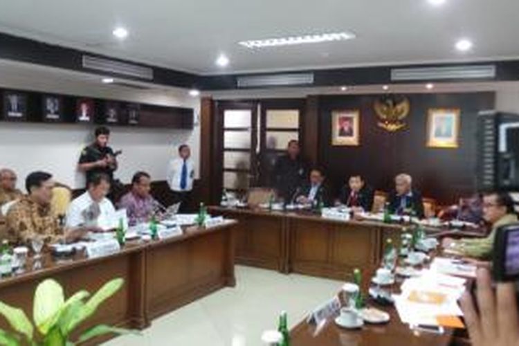 Menteri Sekretaris Negara Pratikno dan Kepala Staf Kepresidenan Luhut Panjaitan membahas penyelenggaraan Konferensi Asia Afrika bersama pimpinan DPR, di Kompleks Parlemen, Senayan, Jakarta, Kamis (4/2/2015).