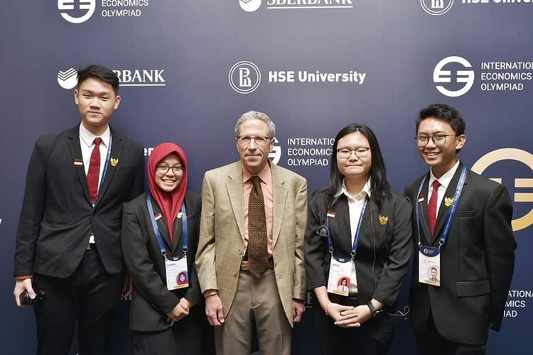 Siswa Indonesia meraih prestasi bersama peraih Nobel Erick Maskin dalam ajang olimpiade ekonomi tingkat dunia untuk anak-anak SMA, International Economics Olimpiade (IEO) 2019 diselenggarakan di Saint Petersburg, Rusia, pada Agustus 2019.