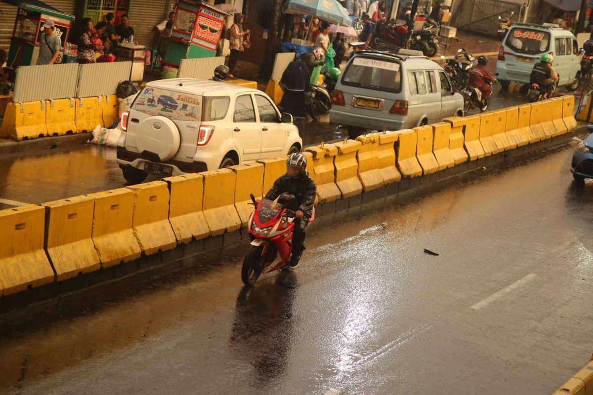 Sejumlah pengendara motor melintas di Jalan Jati Baru, Tanah Abang, Jakarta, Kamis (08/02/2018). Pemprov DKI Jakarta hanya memperbolehkan angkot Tanah Abang melintasi Jalan Jatibaru Raya, Jakarta Pusat mulai pukul 15.00-08.00.