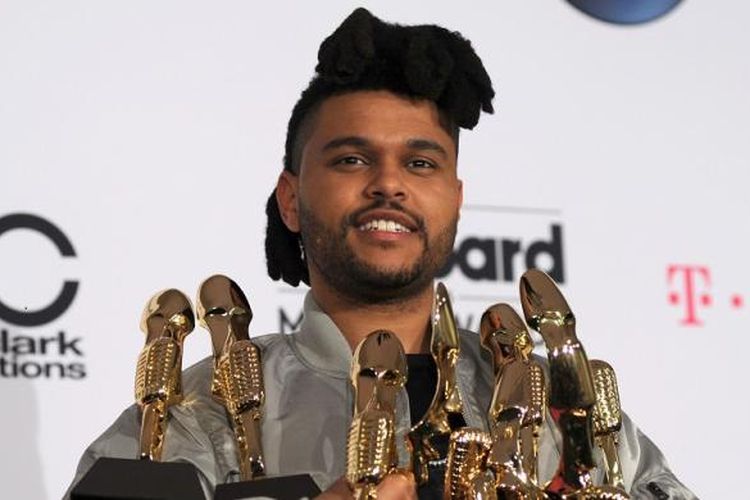 Penyanyi The Weeknd berpose dengan semua penghargaan yang diterimanya pada Billboard Music Awards 2016, yang digelar di T-Mobile Arena, Las Vegas, Nevada, AS, Minggu (22/5/2016).