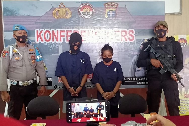 Dua pelaku penganiayaan terhadap gadis cilik berusia 5 tahun diapit petugas saat ekspose perkara di Polres Kotawaringin Timur, Kalteng, Selasa (25/8/2020).  