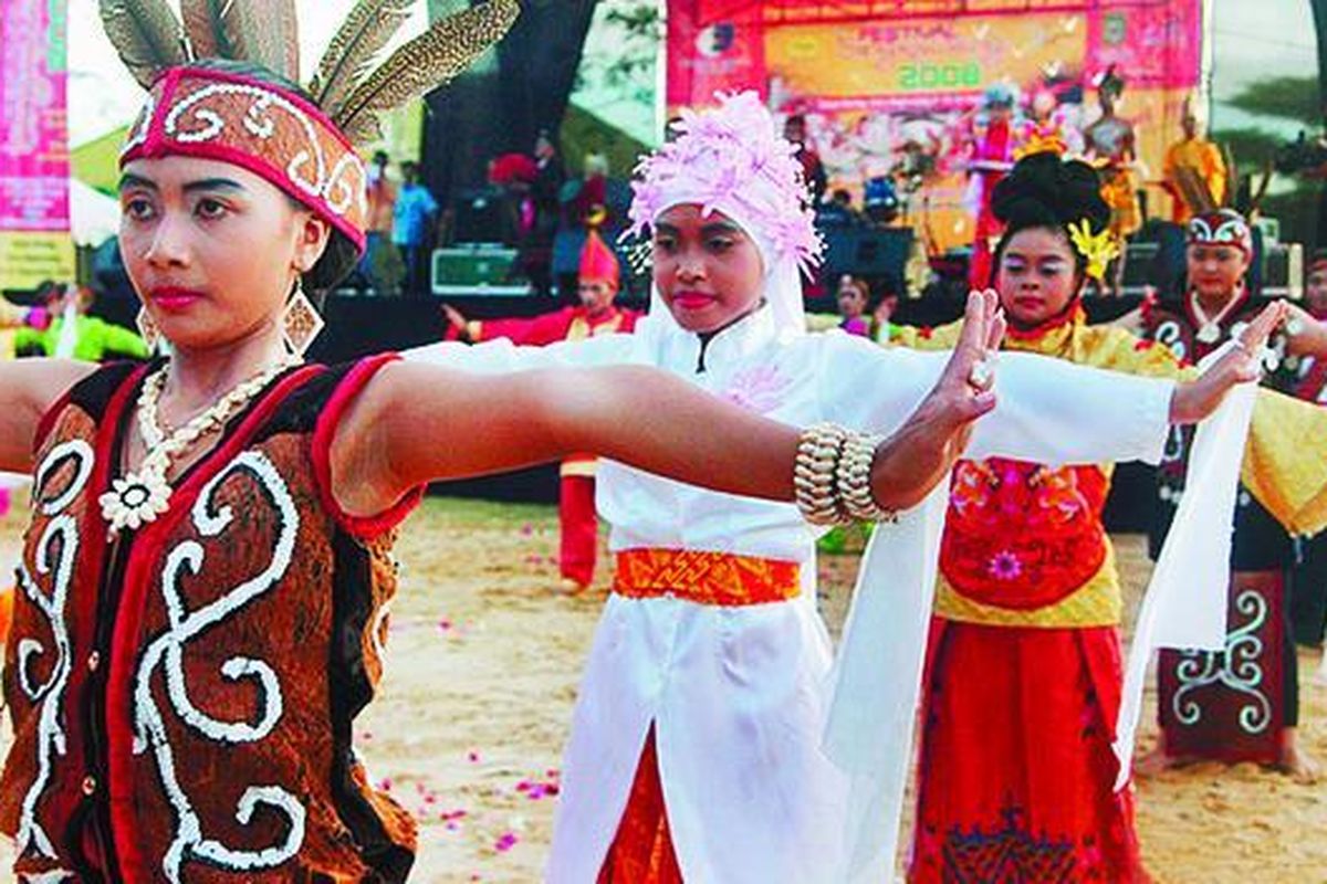 Sejumlah penari yang mengenakan pakaian adat dari berbagai daerah di Indonesia memperagakan tarian Negara Kesatuan Republik Indonesia pada pembukaan Festival Singkawang di Taman Burung dan Mes Daerah Kota Singkawang, Kalimantan Barat, Jumat (14/11). Festival yang diisi pertunjukan budaya, pameran, dan lomba itu akan berlangsung hingga hari Minggu (16/11).  