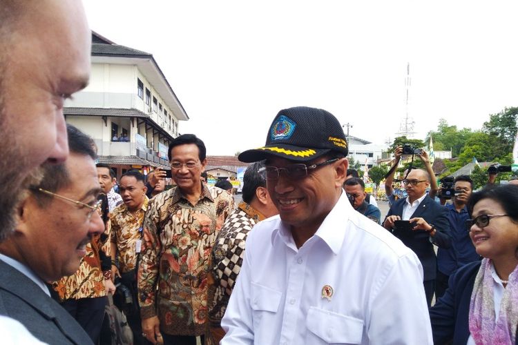 Menhub Budi Karya Sumadi selepas memberikan pidato dalam acara Dialog Nasional di Akademi Maritim Yogyakarta (AMY), Jawa Tengah, Sabtu (28/7/2018).