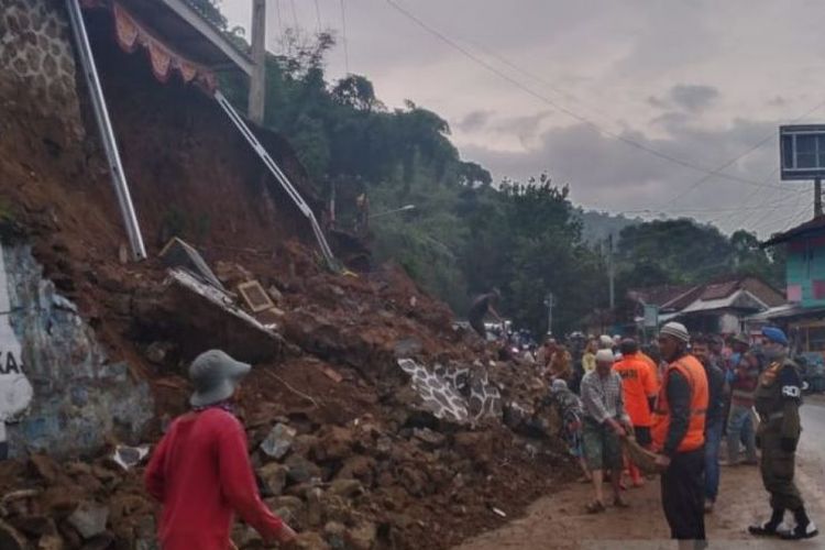 Tanah longsor terjadi di akses jalan dari Soreang menuju Ciwidey di Kabupaten Bandung beberapa waktu lalu. 