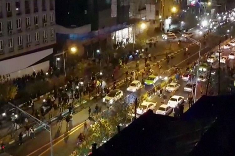 Puluhan orang memadati jalan di Teheran, Iran, Sabtu (30/12/2017). Demo anti-pemerintah yang telah berjalan lima hari itu menewaskan 10 warga sipil.