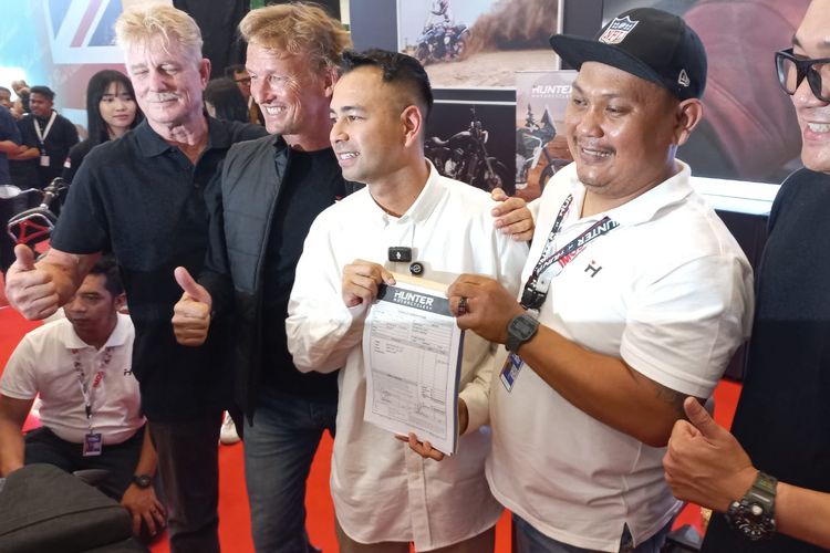 Raffi Ahmad beli motor listrik Hunter Davinci seharga Rp 750 juta di Indonesia Motorcycle Show (IMOS) 2024