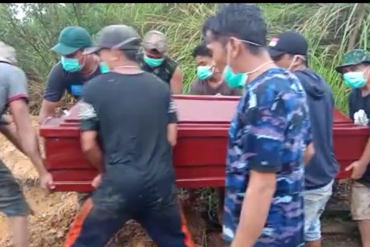 Tiga jasad korban bencana longsor PLTA Batang Toru dimakamkan di Desa Pangurabaan, Kecamatan Sipirok, Tapanuli Selatan, Sabtu (1/5/2021). Ketiga korban merupakan ibu dan 2 anaknya dan dimakamkan dalam satu liang.