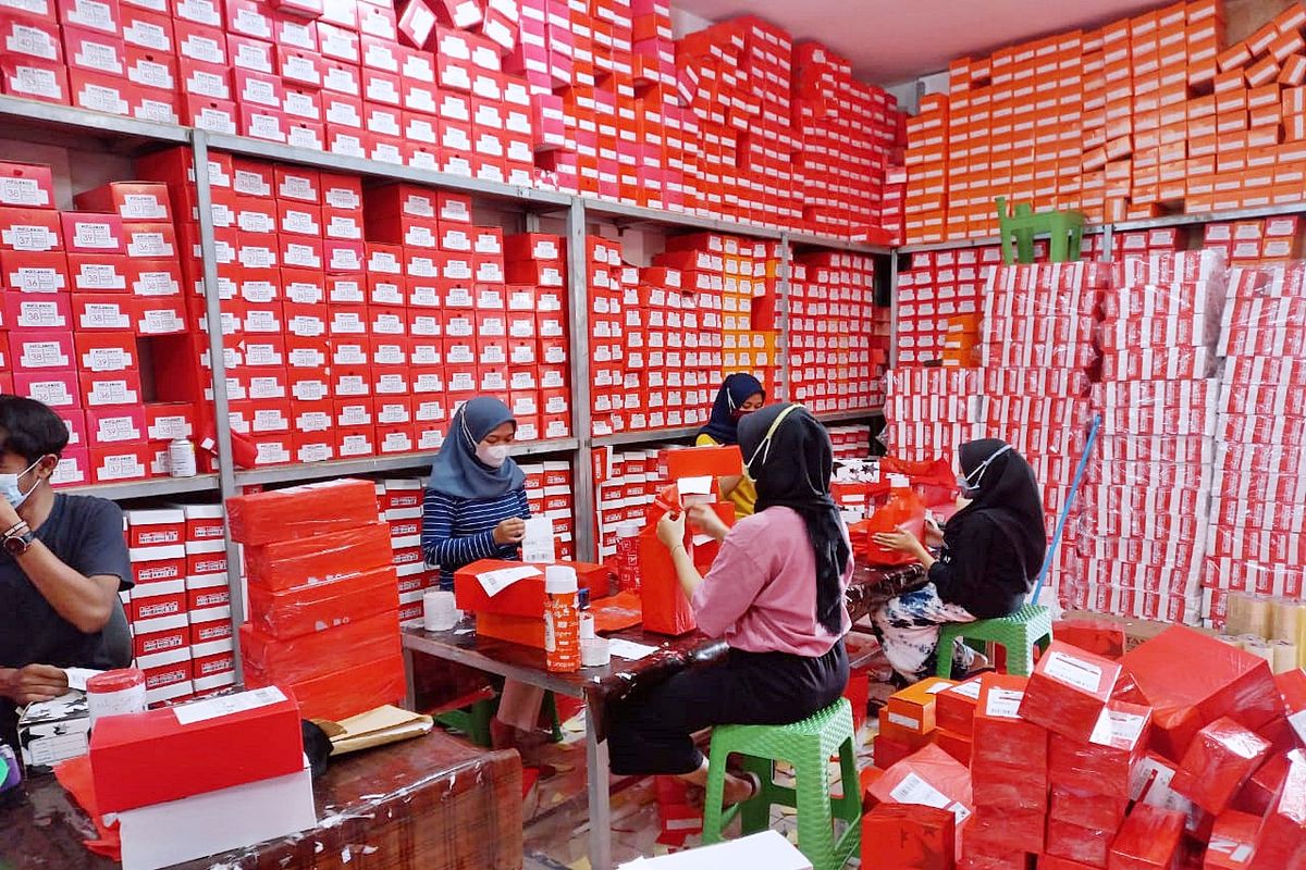 Karyawan Pollenzo Shop sedang mengemas barang di Gudang Pollenzo Bogor