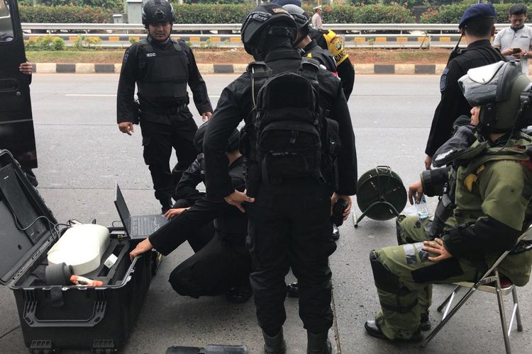 Kepolisian menurunkan tim gagana untuk mengecek tas mencurigakan yang tergeletak di dekat Gerbang Tol Senayan, Jakarta, Sabtu (28/9/2019)