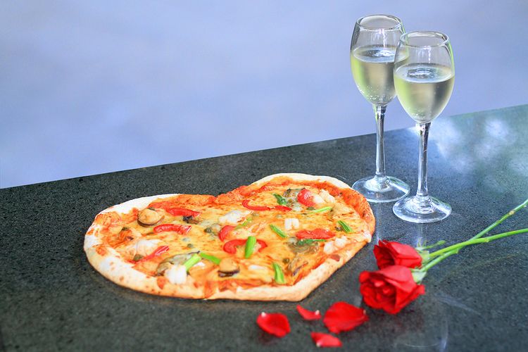 Promo dinner Valentine Day: Valentine Pizza ala The Sultan Hotel and Residence. 