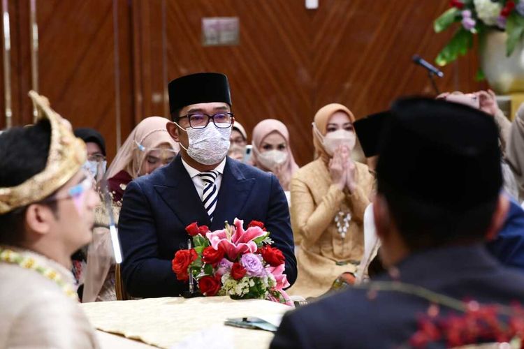 Gubernur Jawa Barat Ridwan Kamil menjadi saksi pernikahan youtuber Ria Yunita atau Ria Ricis dengan Teuku Ryan di Hotel Intercontinental, Pondok Indah, Jakarta Selatan, Jumat (12/11/2021) kemarin.