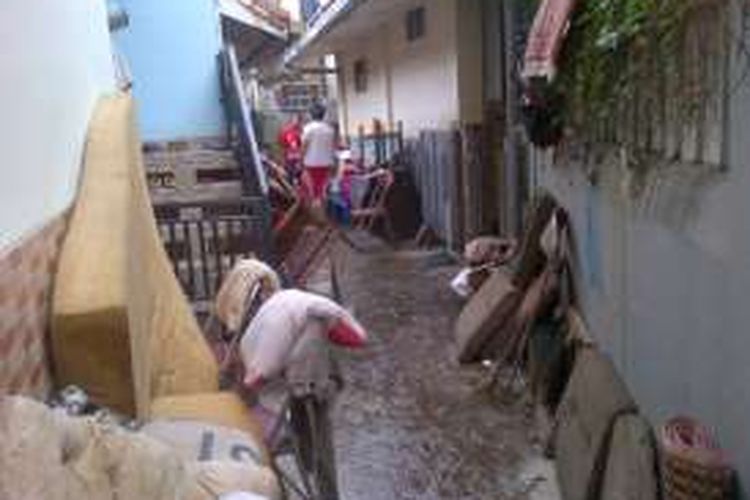 Warga RW 05 Kelurahan Arjuna, Kecamatan Cicendo, Kota Bandung saat mengumpulkan harta benda pascainsiden banjir pada Minggu (13/11/2016) kemarin. KOMPAS.com/DENDI RAMDHANI 