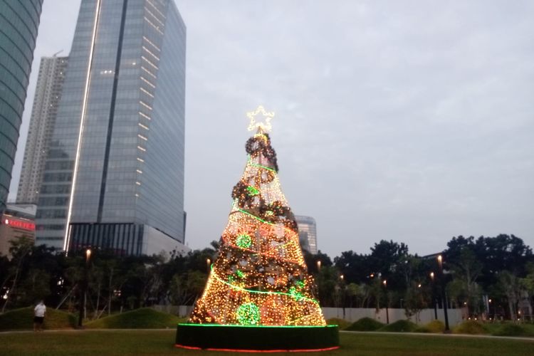 Pohon Natal di One Satrio, Mega Kuningan, Jakarta Selatan