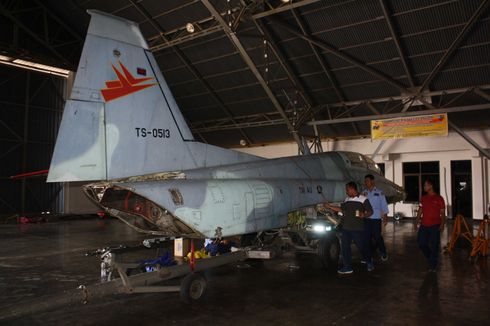 Pesawat Tempur F-5 Dihibahkan Jadi Monumen di Alun-alun Mejayan Madiun