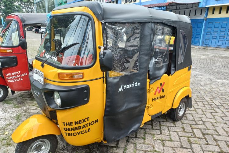  Deretan Bajaj mangkal di depan showroom Bajaj RE di Jalan Medan komplek SMBC, Kecamatan Siantar Martoba, Kota Pematangsiantar, Sumatera Utara, Selasa (16/9/2025).